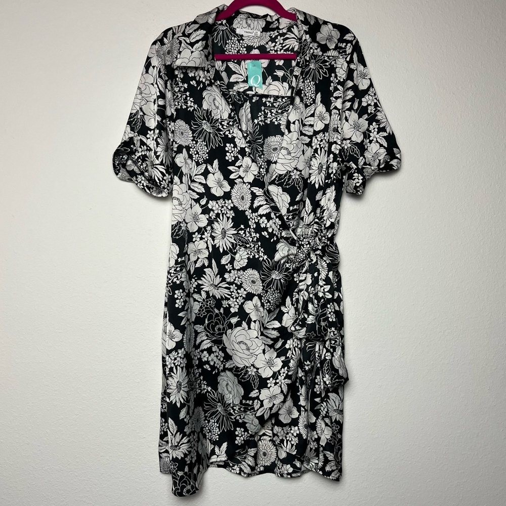 NWT Black & White Floral Pullover Satin Dress - Timing